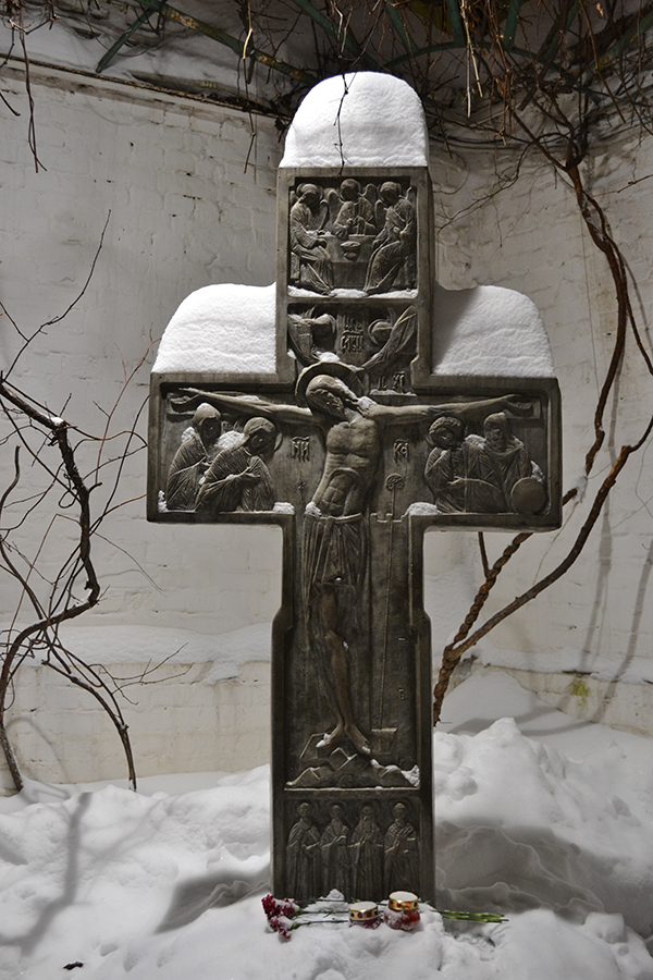 Поклонный крест на территории Сретенского монастыря после снегопада.