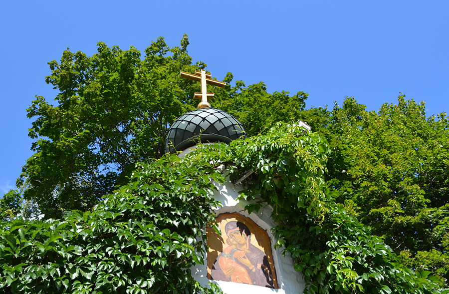 Владимирская икона Божией Матери в ограде монастыря.