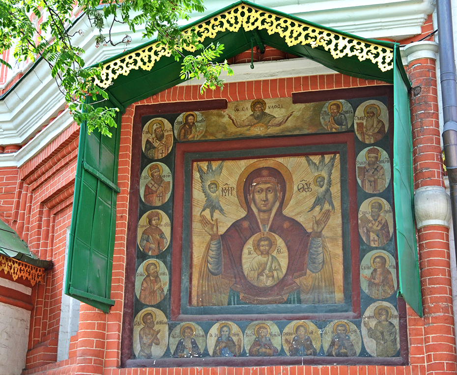 Икона Божией Матери Знамение Курская-Коренная на фасаде Покровского собора на Красной площади в Москве.
