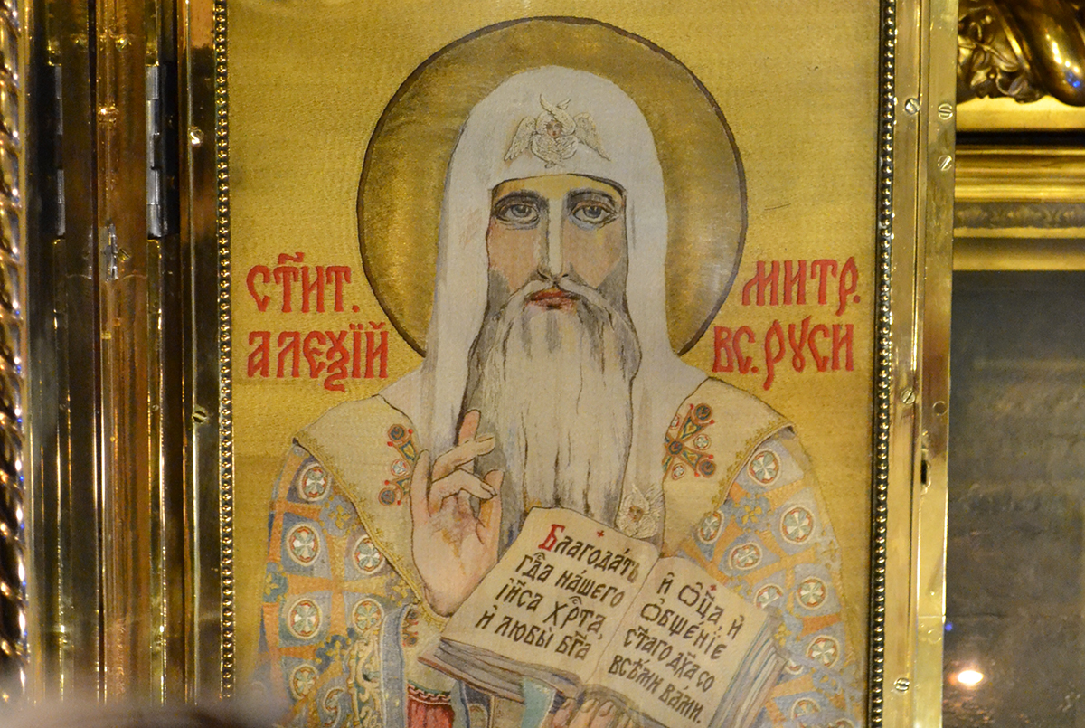 Фрагмент вышитой иконы на раке с мощами святителя Алексия в Богоявленском соборе в Москве.