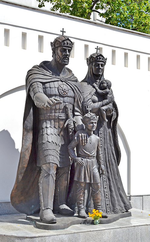 Памятник супругам Димитрию Донскому и Евдокии с детьми Василием и Юрием. Находится у храма прп. Евфросинии в Котловке.