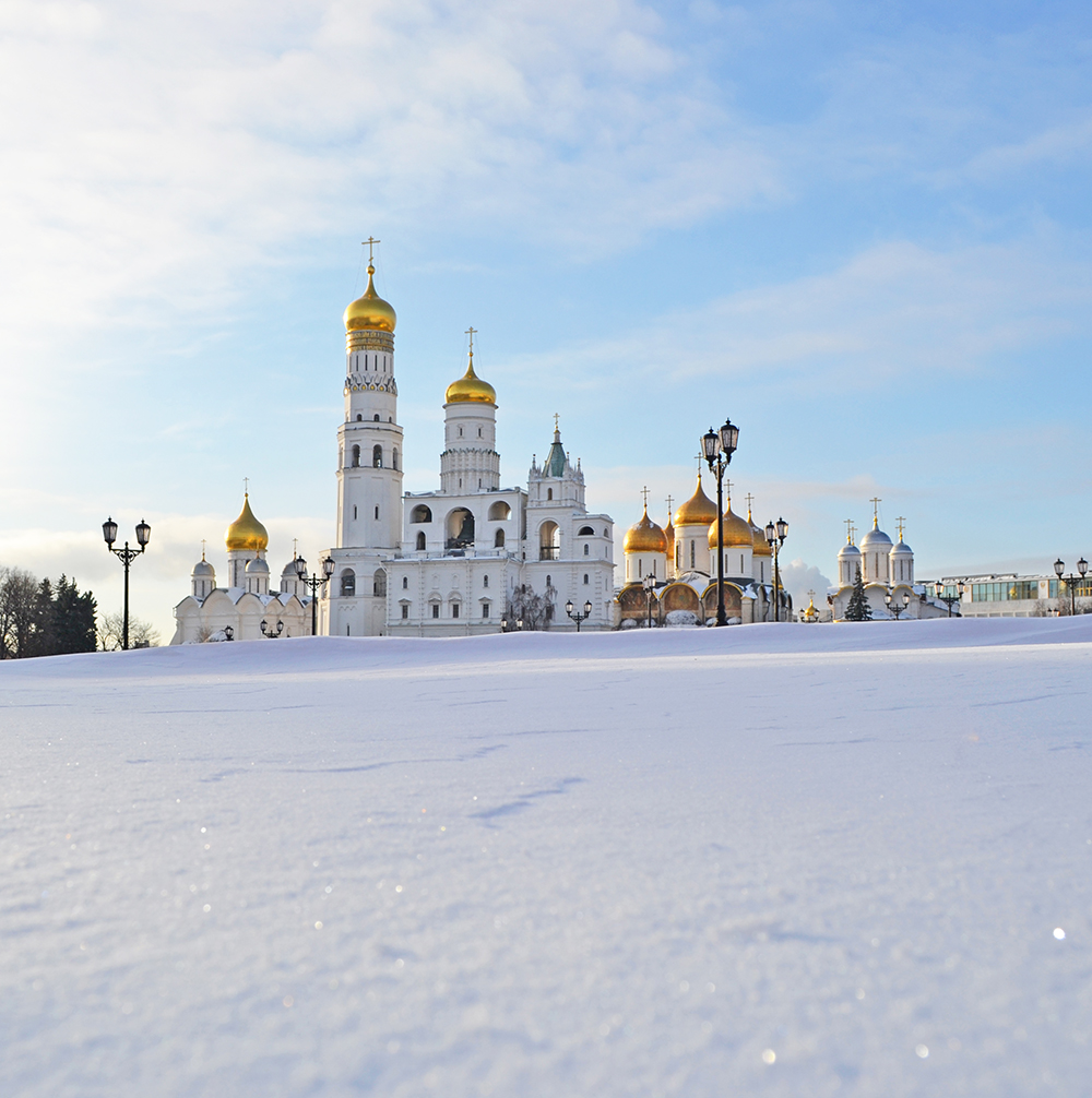 Зимний вид на архитектурный ансамбль соборов Московского Кремля со стороны Спасской башни.