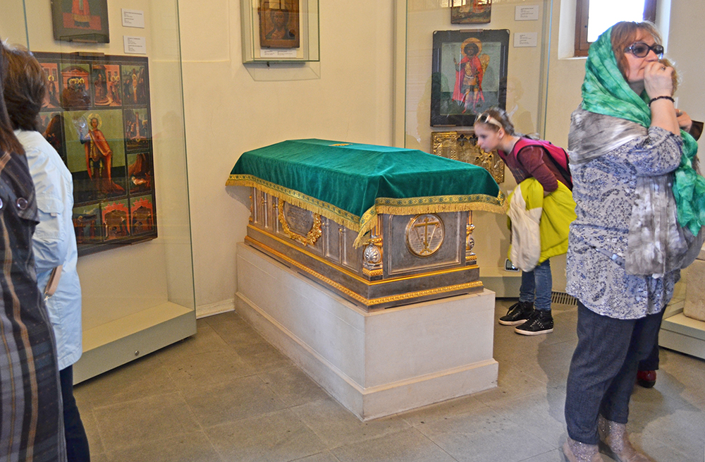 Рака с мощами прп. Евфросинии в пределе мученика Уара Архангельского собора в Московском Кремле.