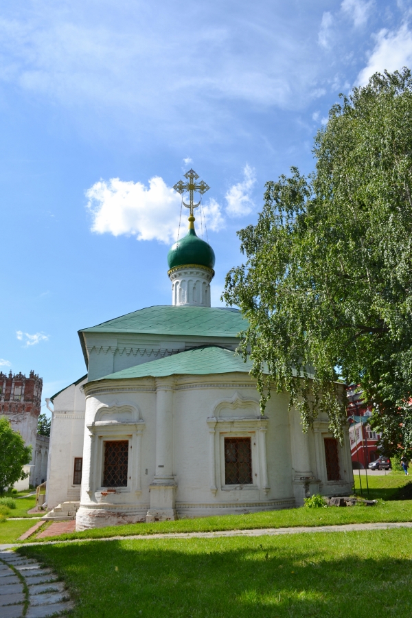 Храм свт. Амвросия Медиоланского на территории Новодевичьего монастыря в Москве.