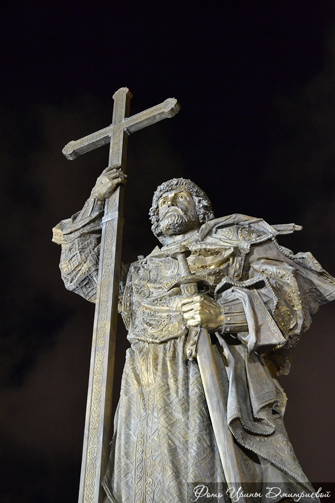 Памятник святому равноапостольному князю Владимиру, крестителю Руси, на Боровицкой площади в Москве.