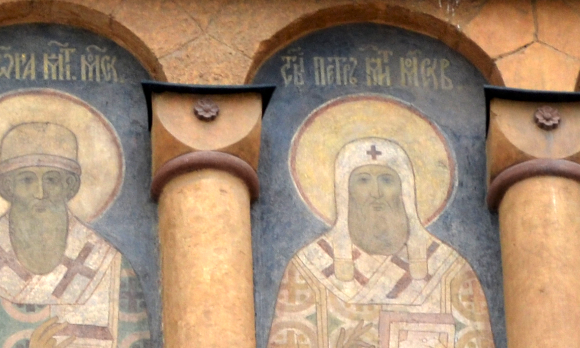 Святители Иона и Петр, фреска южного фасада Успенского собора в Московском Кремле.