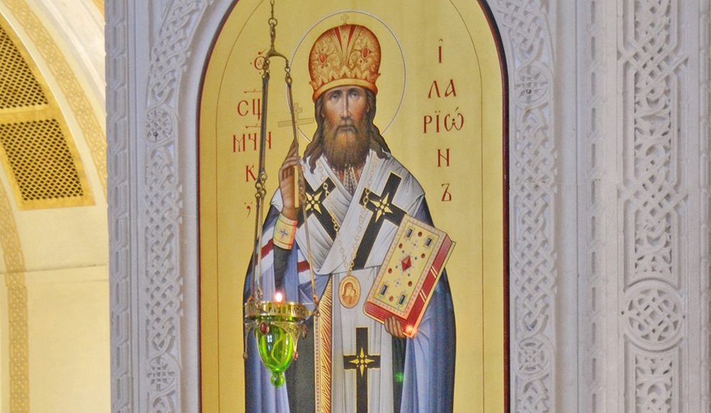 Икона над ракой с мощами священномученика Илариона в соборном храме Сретенского монастыря, Москва.