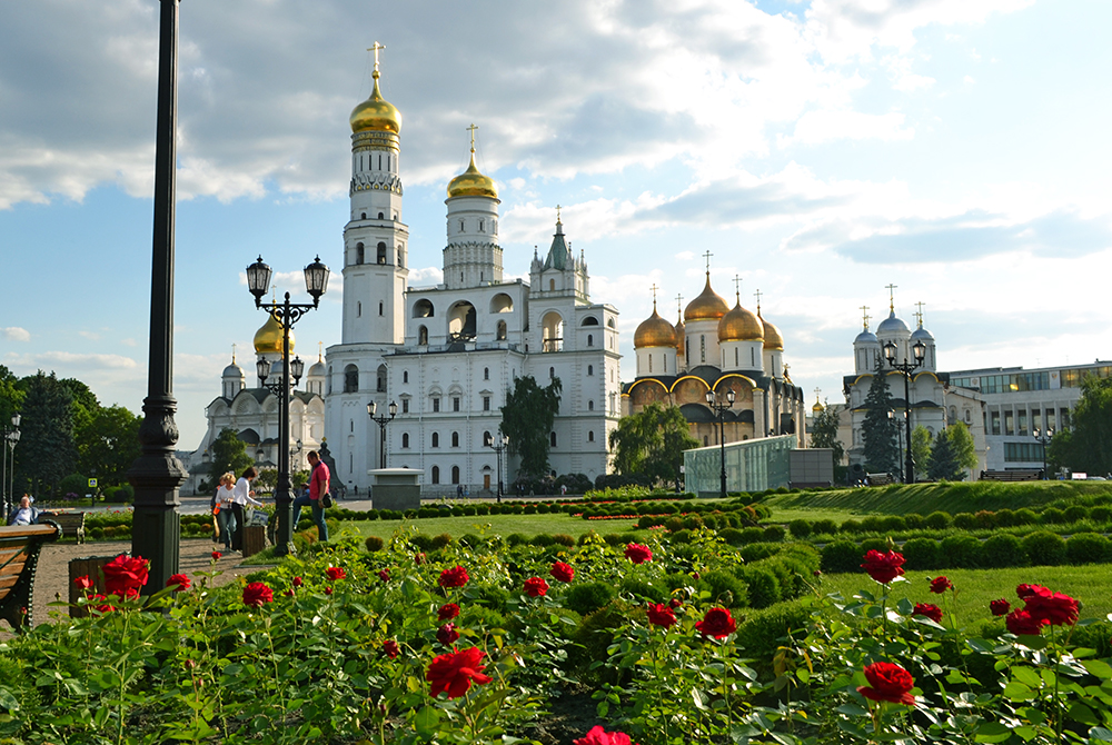 Вид на архитектурный ансамбль соборов Московского Кремля со стороны Спасской башни.