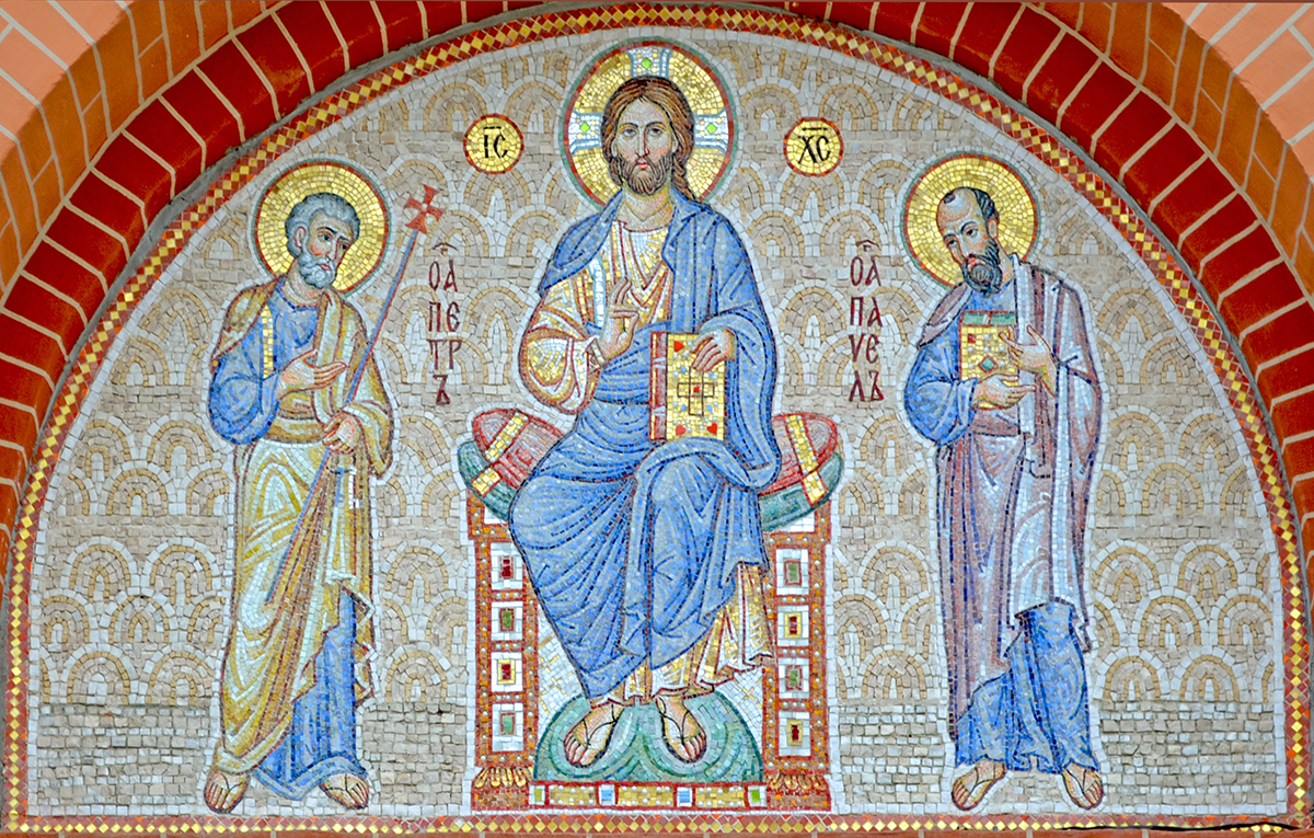 Иисус Христос с предстоящими святыми апостолами Петром и Павлом, мозаичная икона Никольского собора Покровского монастыря в Хотьково, Московская область.