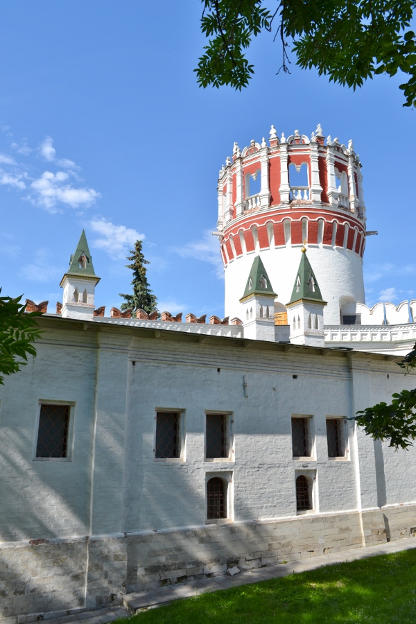 Напрудная башня и палаты царевны Софьи на территории Новодевичьего монастыря.