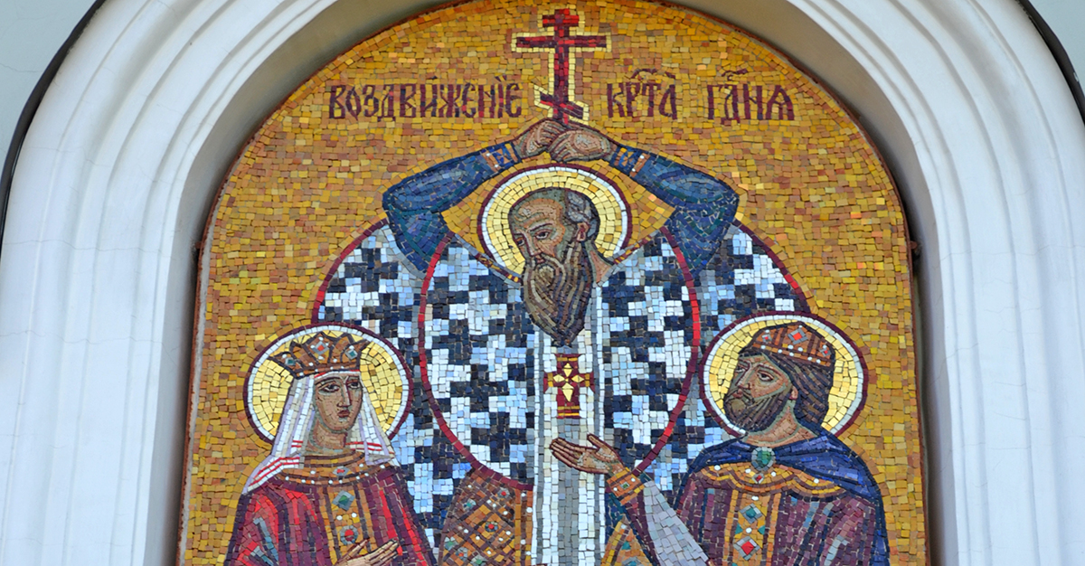 Мозаичная икона Воздвижение Креста Господня на фасаде храма Воздвижения Креста Господня на Чистом Вражке, Москва.