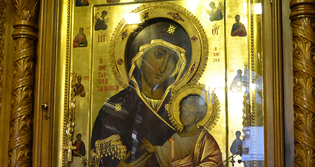 Чудотворная Иверская икона Божией Матери из восстановленной Иверской часовни у Воскресенских ворот на Красной площади в Москве.