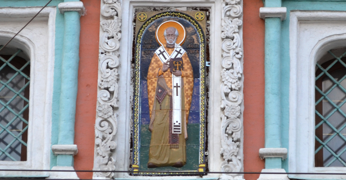 Свт. Григорий Неокесарийский, керамическая икона на фасаде храма святителя в Дербицах, Москва.