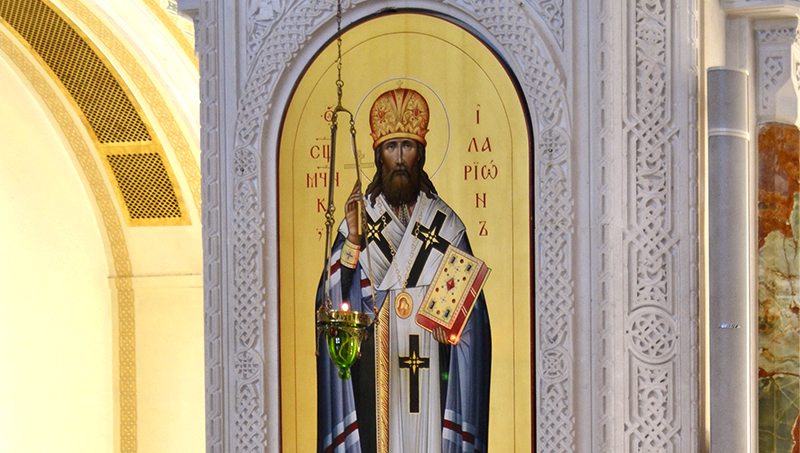 Икона над ракой с мощами священномученика Илариона в соборном храме Новомучеников и Исповедников Церкви Русской в Сретенском монастыре, Москва.