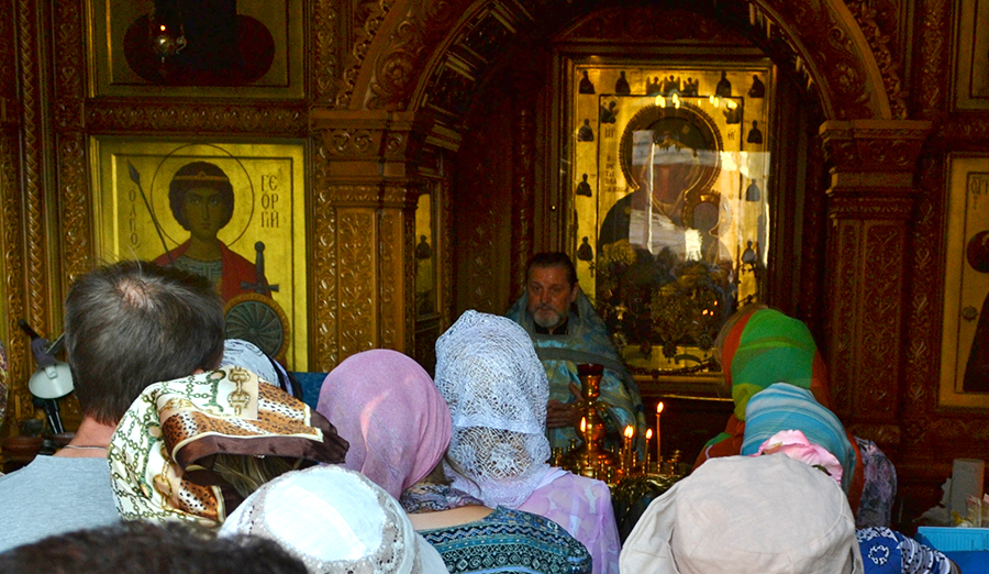 Молебен перед чудотворной Иверской иконой Божией Матери в Иверской часовне на Красной площади в Москве.