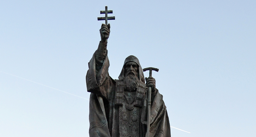 На фото памятник Патриарху Ермогену от благодарных потомков в Александровском саду в Москве.