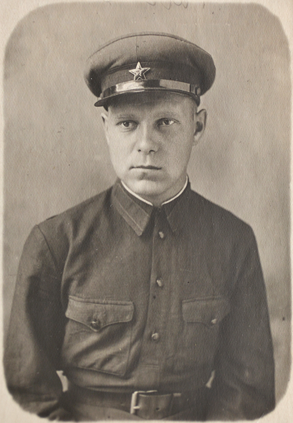 Лейтенант Владимир Петрович Дмитриев, фото сделано до 1943 года.