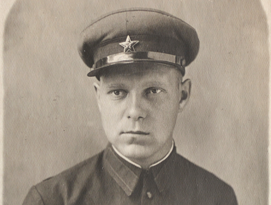 Командир взвода связи лейтенант Владимир Петрович Дмитриев, мой дед.