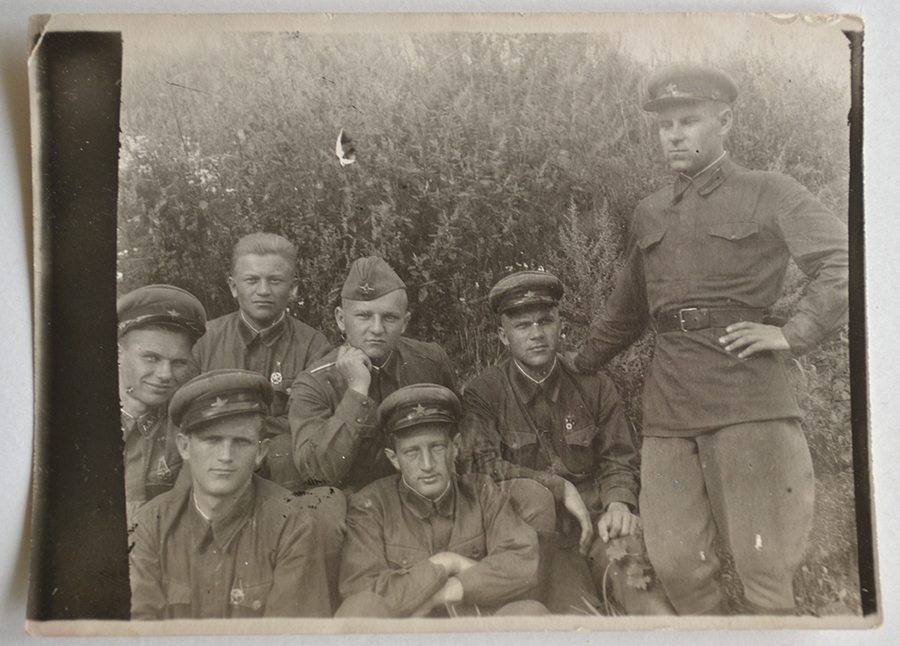 На фото командир взвода связи лейтенант Владимир Петрович Дмитриев с боевыми товарищами.