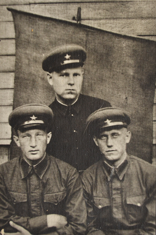 На фото командир взвода связи лейтенант Владимир Дмитриев с боевыми товарищами.