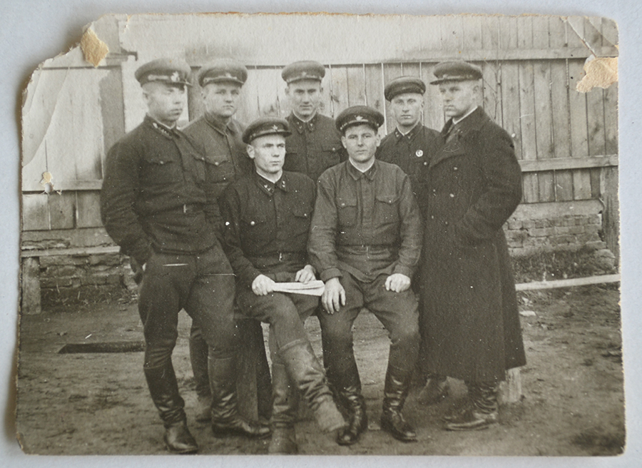 На фото дедушка - командир взвода связи лейтенант Владимир Петрович Дмитриев с боевыми товарищами. Фото до 1943 года.