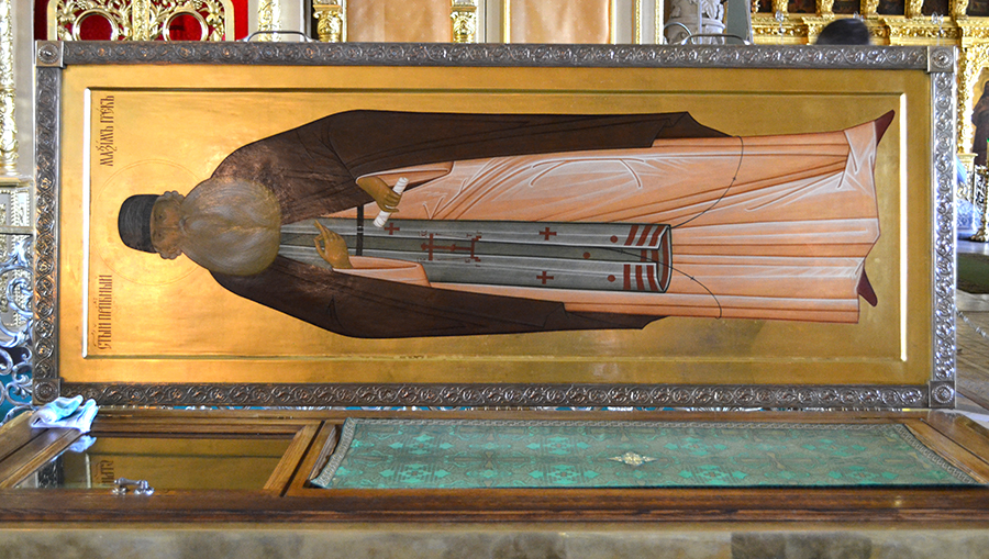 Икона на раке с мощами прп. Максима Грека в Трапезном храме Свято-Троицкой Сергиевой Лавры.