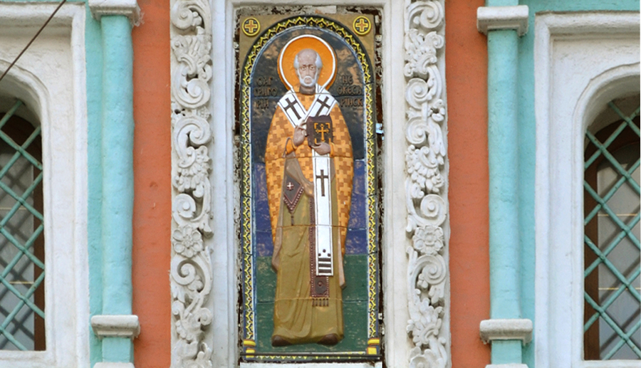 Святитель Григорий Неокесарийский, керамическая икона на фасаде храма в честь святого. Москва, ул. Б. Полянка, 29 а.