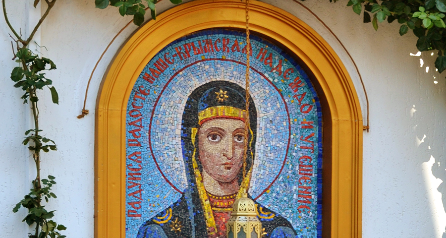Мозаичная Крымская икона Божией Матери «Скорбящая» на территории Свято-Троицкого женского монастыря в Симферополе.