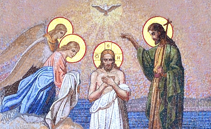 Крещение Господне, мозаичная икона на фасаде Богоявленского собора в Елохово, г. Москва.